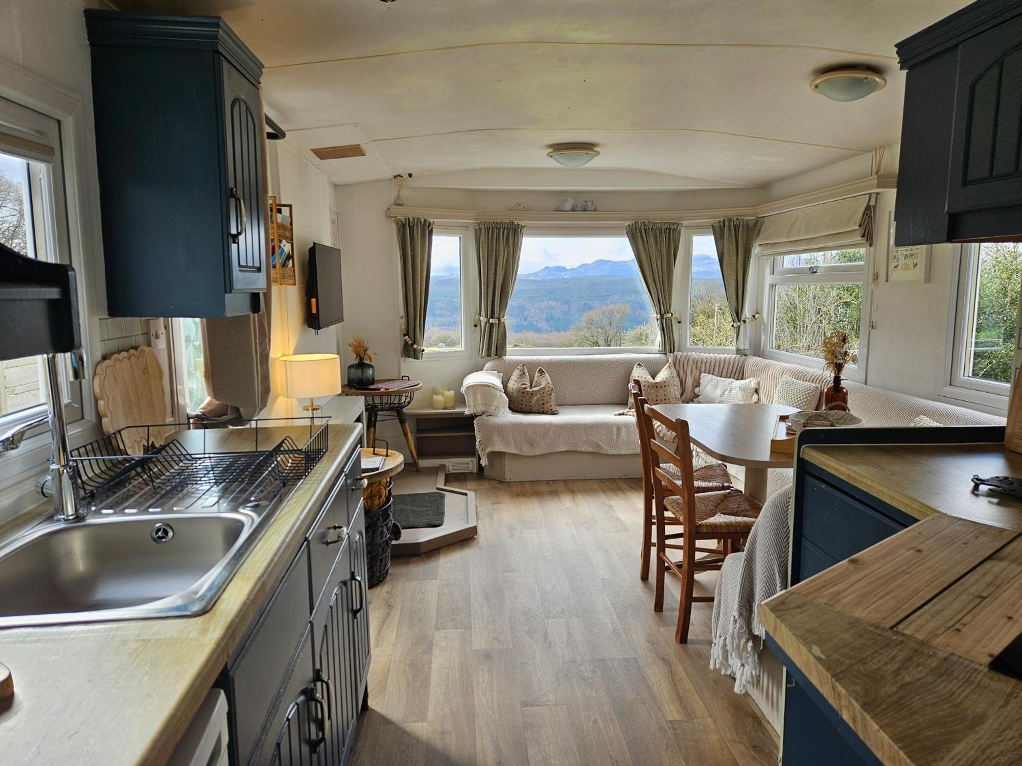 Red Tub Snowdonia Chalet